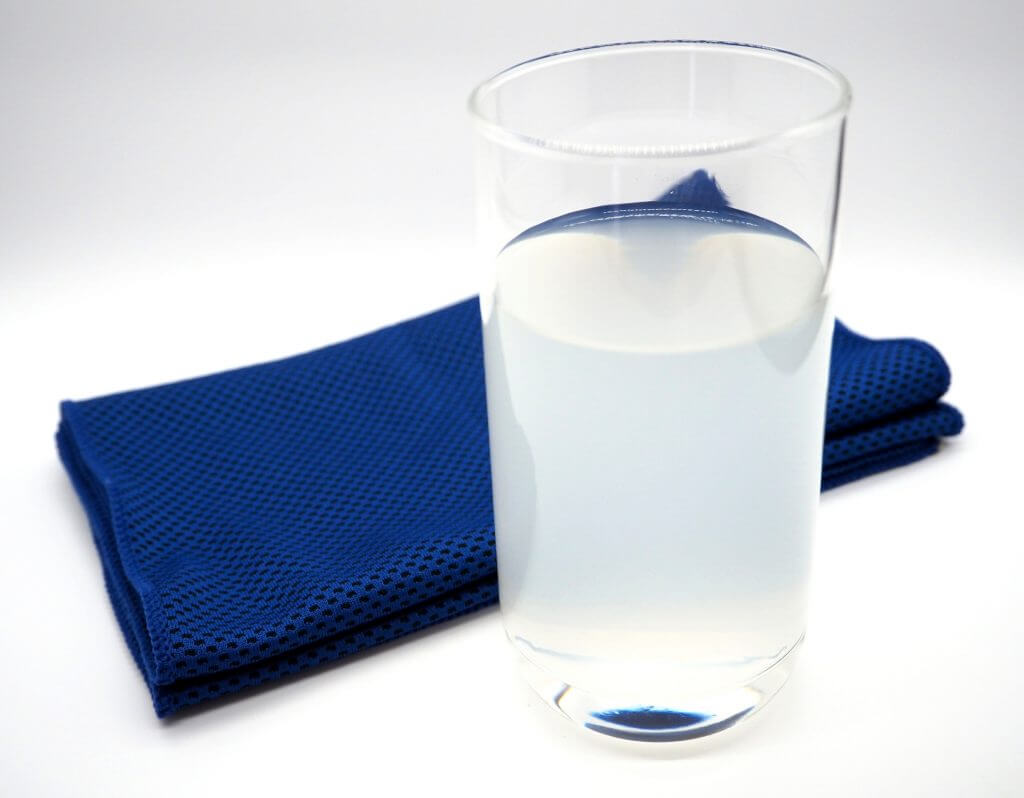 青いタオルとスポーツドリンク