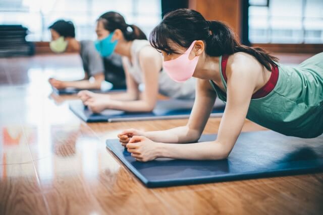 プランクをする女性