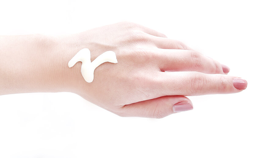 手の甲にのせた日焼け止めクリーム