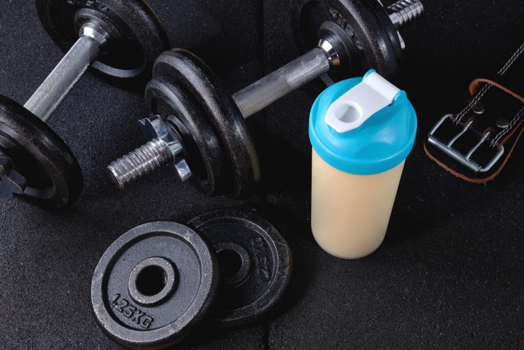 ダンベルとプロテイン