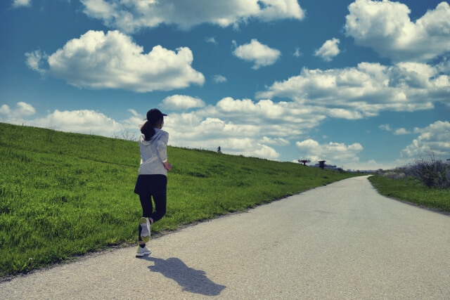 ジョギングをする女性