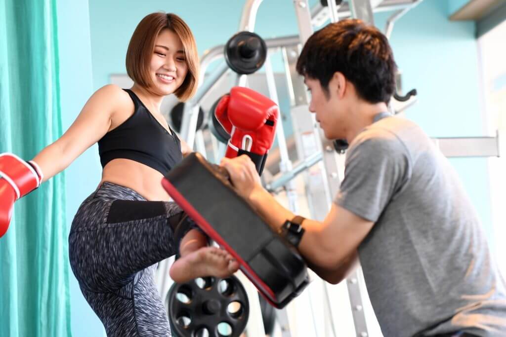 キックボクシングをする女性
