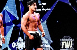 筋肉質な男性 大会 トレーナー