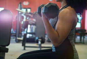 ダンベルを持つ女性