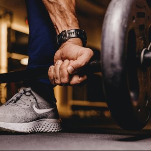 バーベルを持ち上げる手