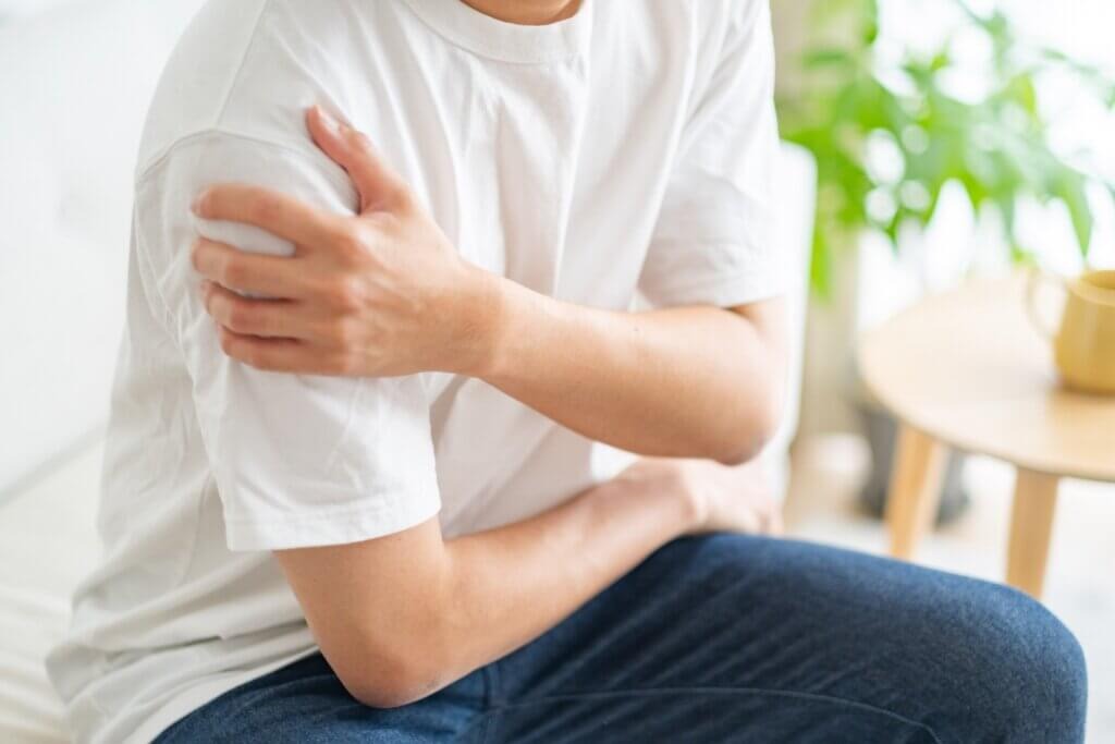 筋トレ中にポキポキ鳴るのはナゼ?原因と対処法を現役トレーナーが徹底解説