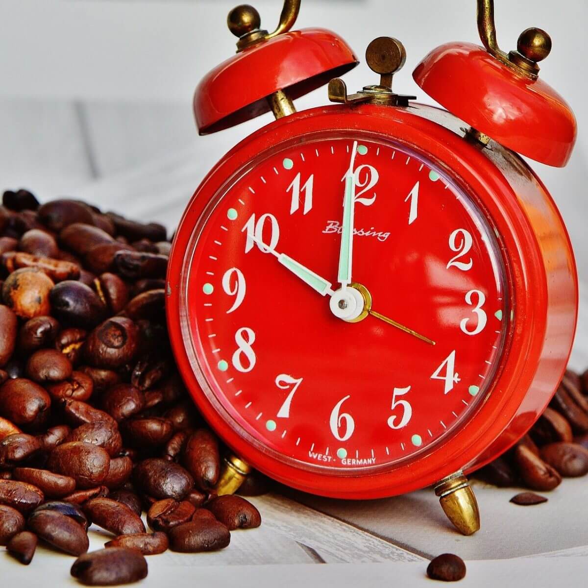 時計とコーヒー豆