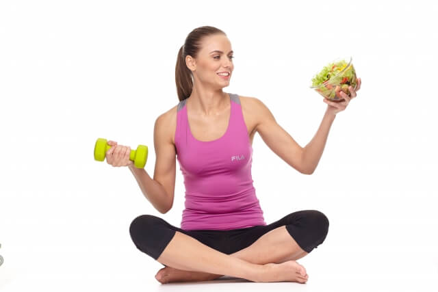 運動と食事を比べる女性