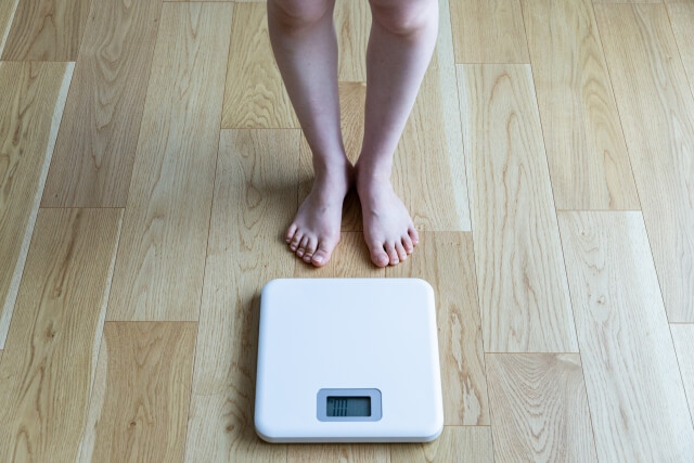 体重測定する女性